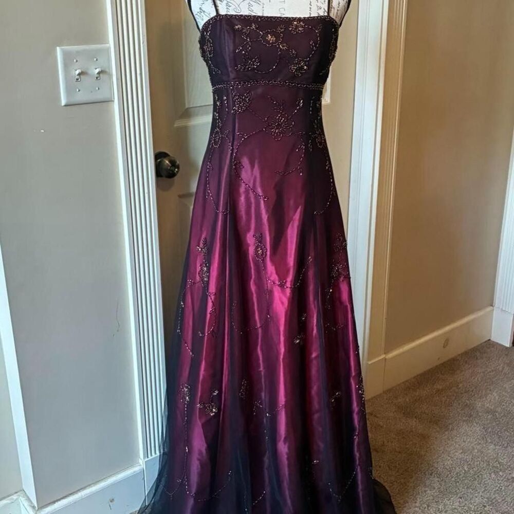 Blondie-nites Women's Burgundy and Black Dress
